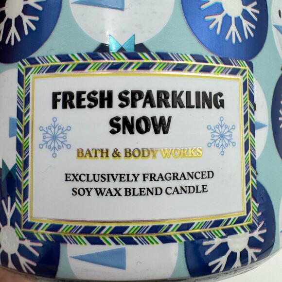 Bath & Body Works Fresh Sparkling Snow 3-Wick Candle Holiday Blue - Picture 3 of 5